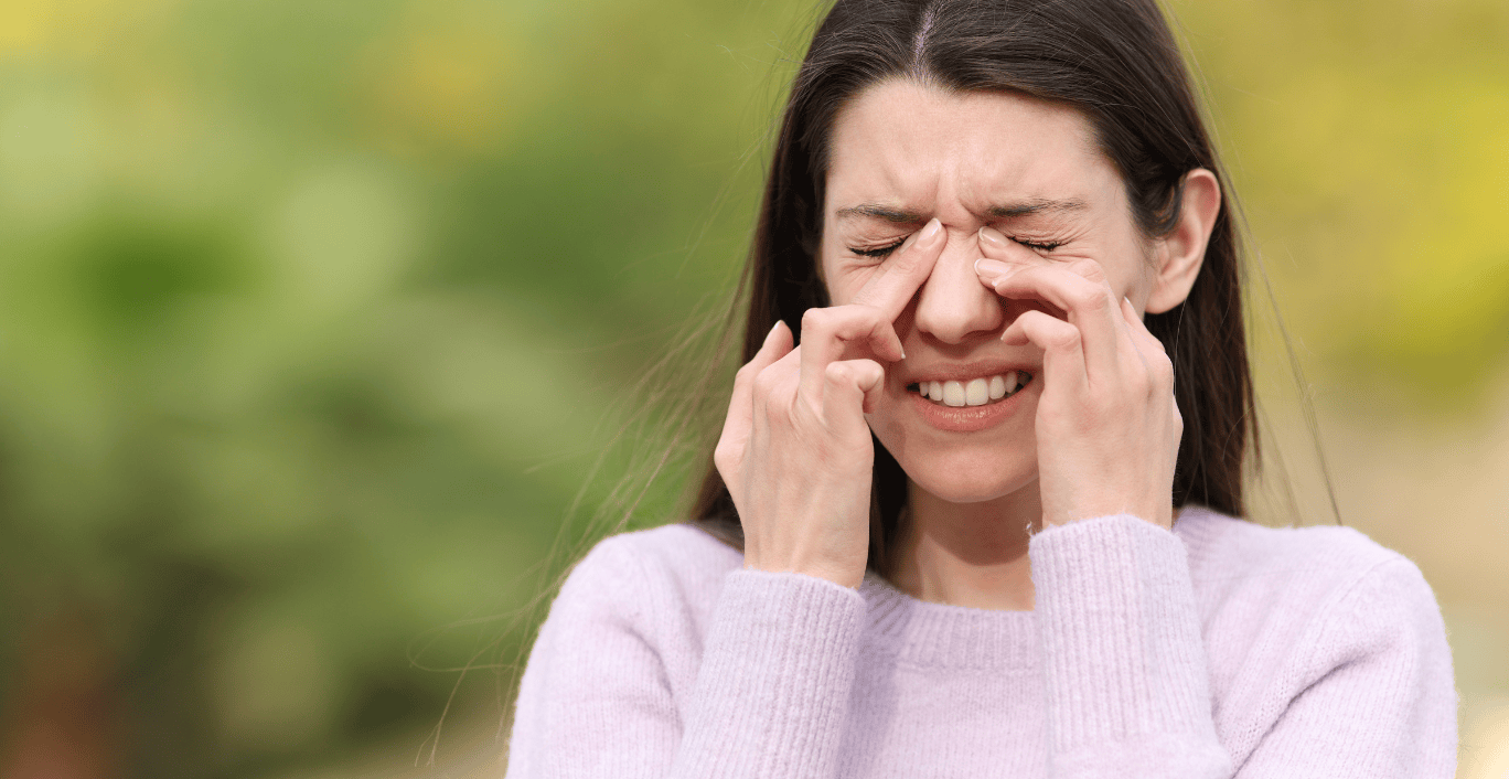 mujer rascandose los ojos por el viento